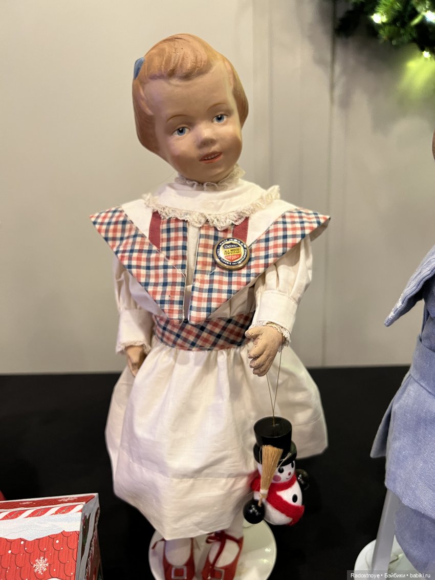 Schoenhut под Рождественской елкой