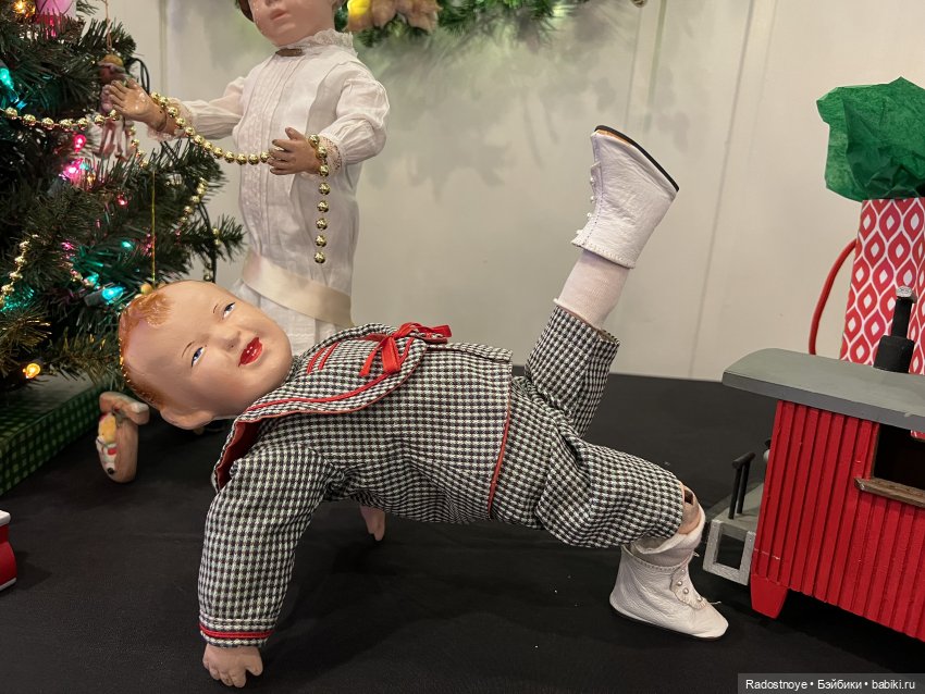 Schoenhut под Рождественской елкой