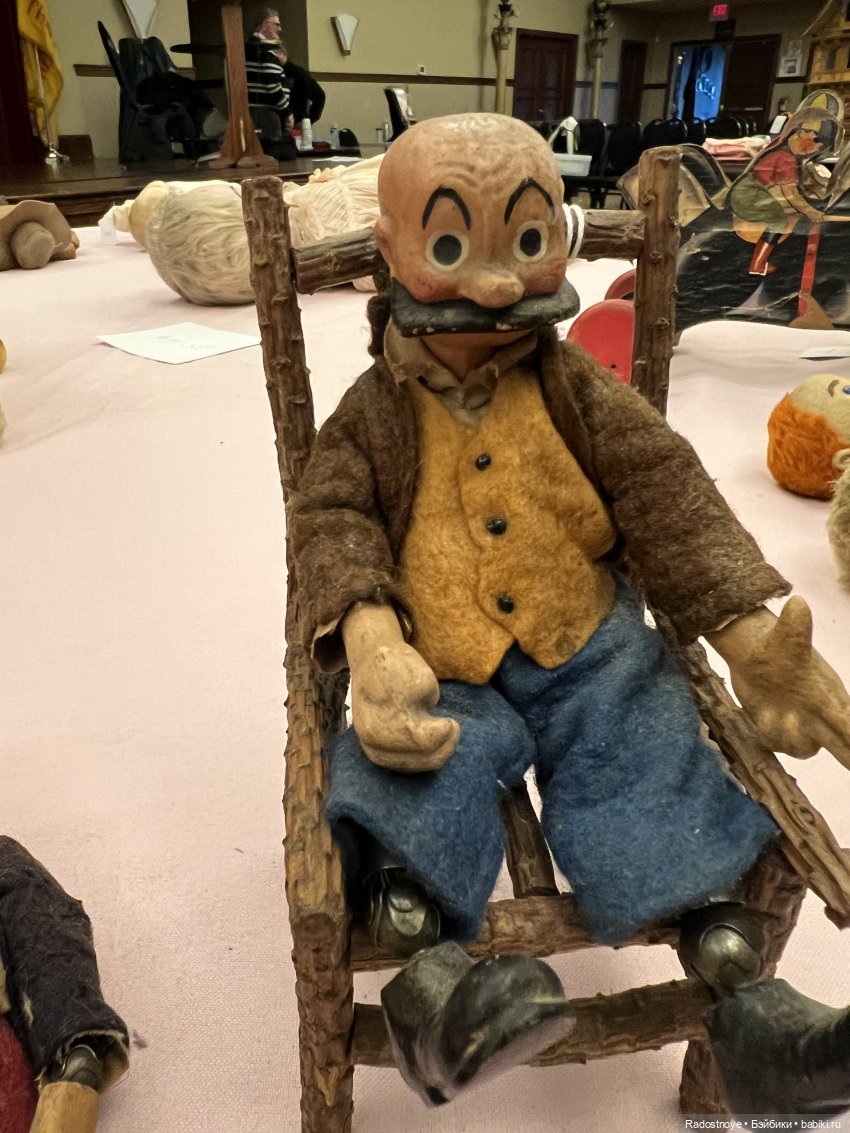 Живой аукцион кукол и игрушек