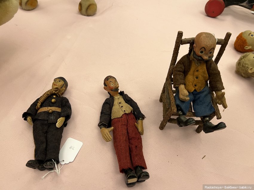 Живой аукцион кукол и игрушек