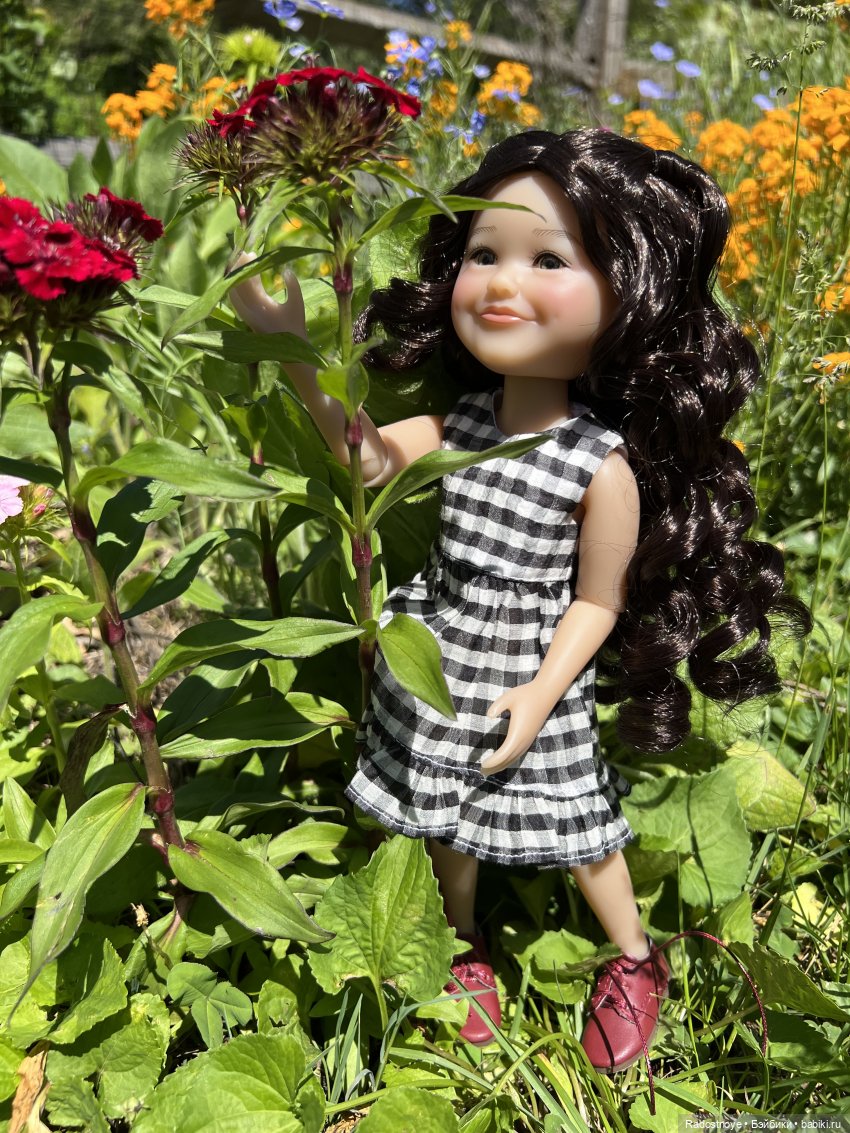 Первая клубника | Бэйбики Первая клубника — Куклы Ruby Red (Руби Ред) Fashion Friends: Siblies