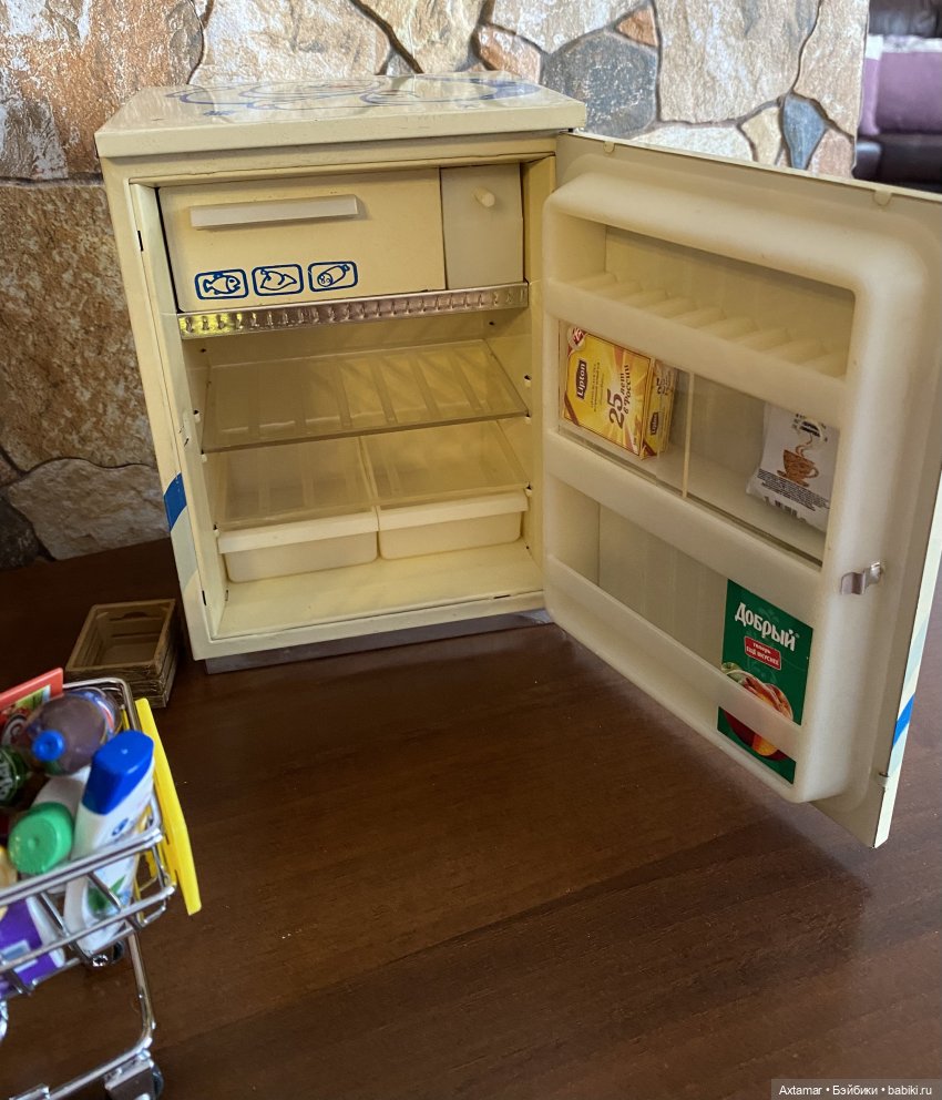 Мадам Грицацуева, загружает холодильник (фото 4)