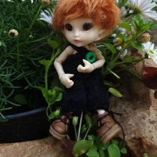 Эльф на прогулке в саду