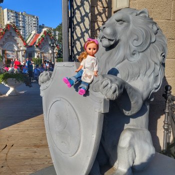 Эля знакомится с каменным львом