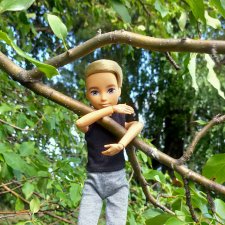 Саша отмечает день лазанья по деревьям