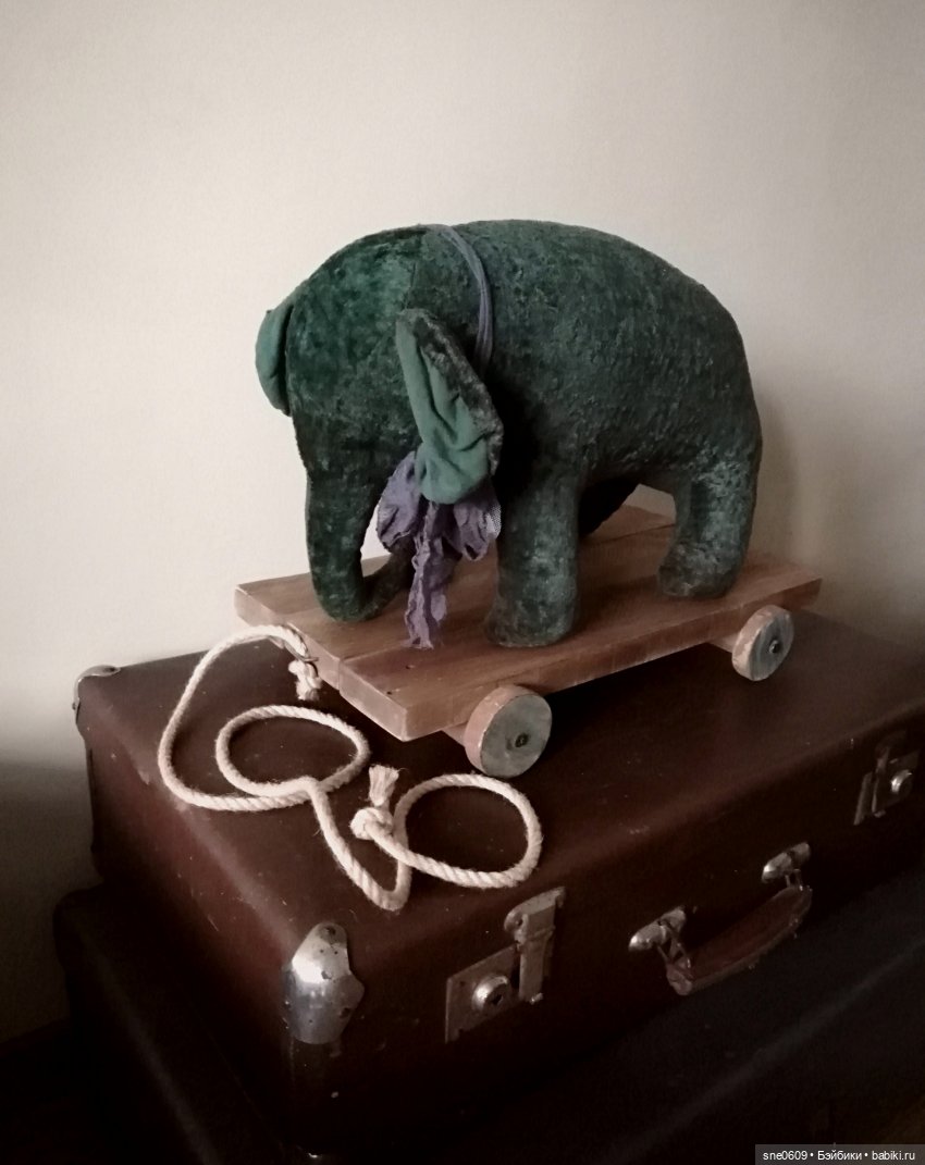 Слоник из винтажного плюша с деревянной тележкой, автор Наташа Сибряева