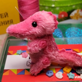 Почему бы не сшить розового крокодила