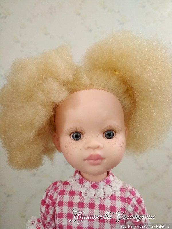 Завязываем тугой резиночкой, и приступаем ко второй половине волос) Делаю все так же.