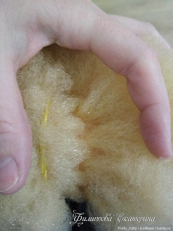 Затем разделила на два хвостика зигзагообразным пробором. Расческа у меня парикмахерская с металлическим хвостиком