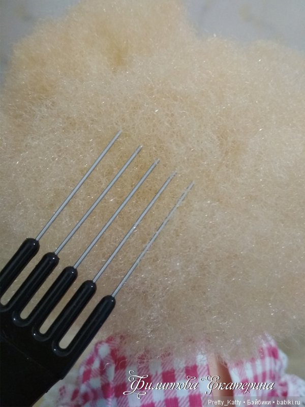 Далее одну сторону завязала, а вторую начала расчесывать по прядкам вот такой расческой, металлической стороной как гребешок