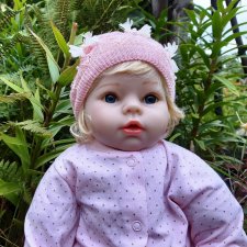 Анечка на прогулке