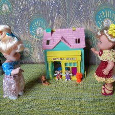 Маленький домик с девочками-пуговками