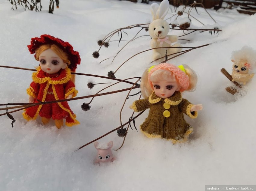 Как девчонки по снегу гуляли