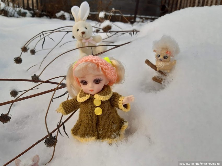 Как девчонки по снегу гуляли