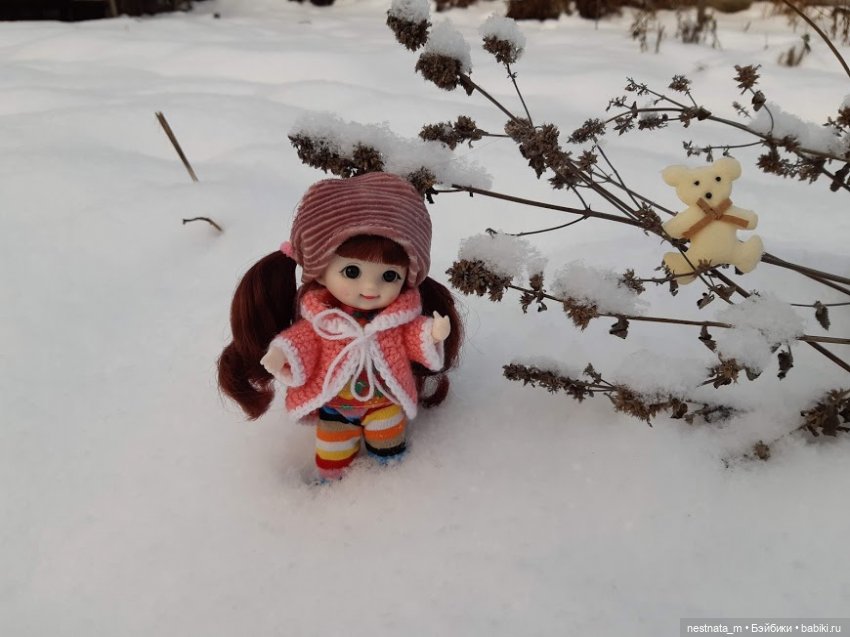 Как девчонки по снегу гуляли