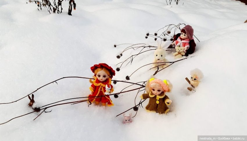 Как девчонки по снегу гуляли