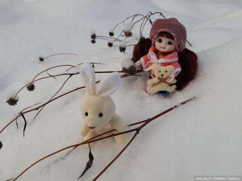 Как девчонки по снегу гуляли