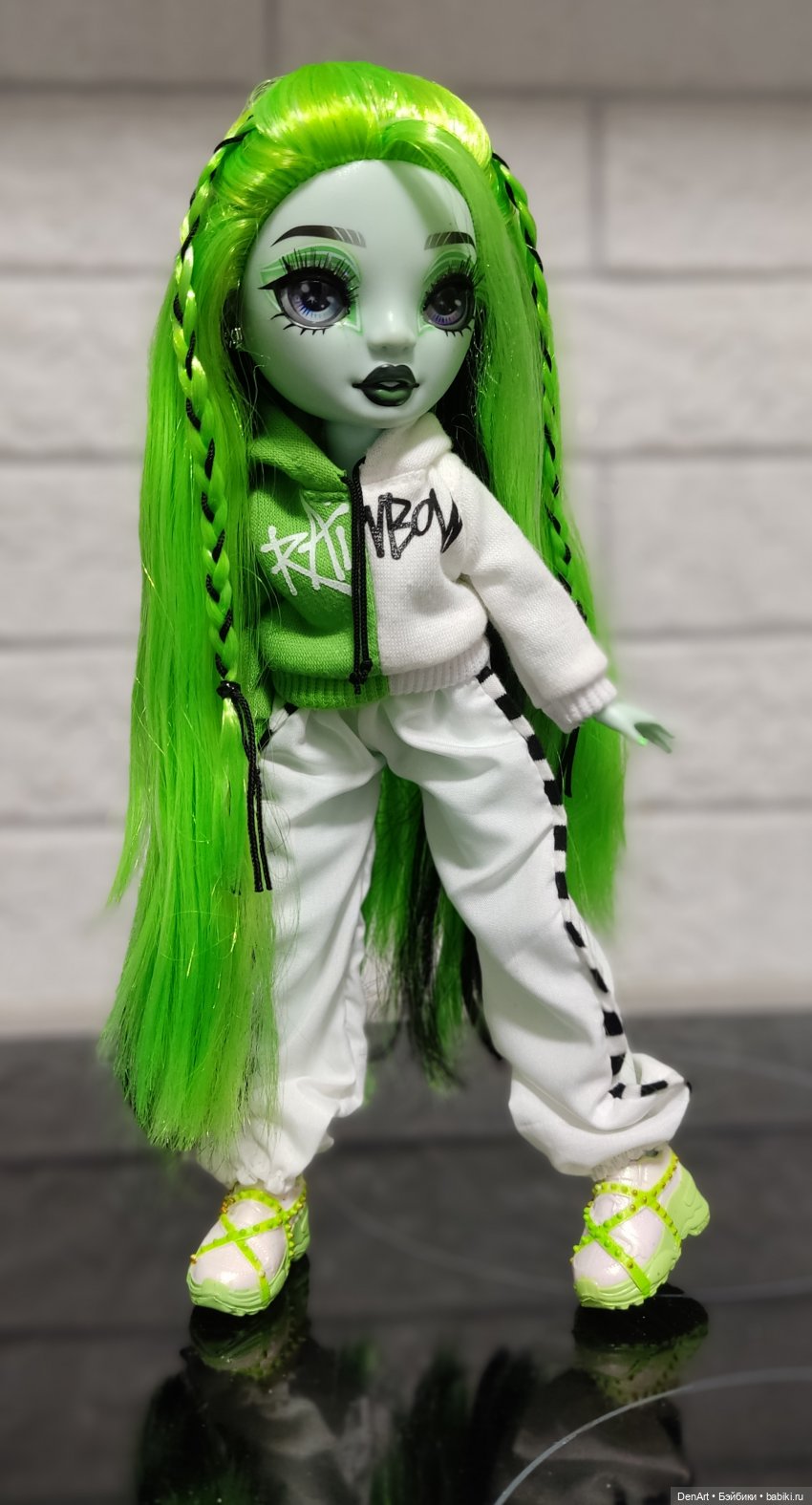 Харли в чёрно-белом кафе — Куклы Rainbow High (Рейнбоу Хай