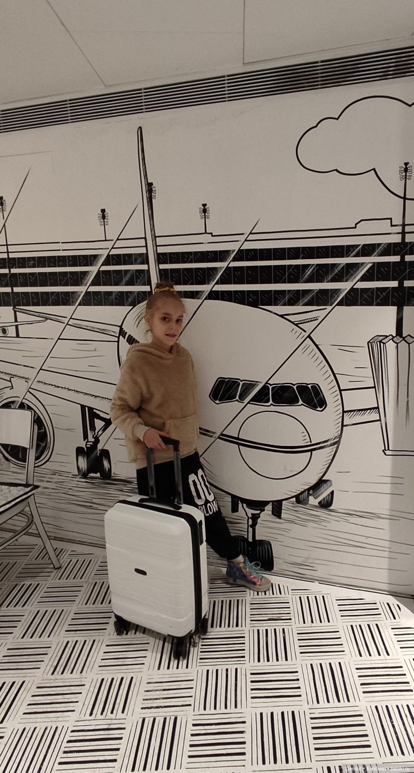 Харли в чёрно-белом кафе — Куклы Rainbow High (Рейнбоу Хай (фото 6)