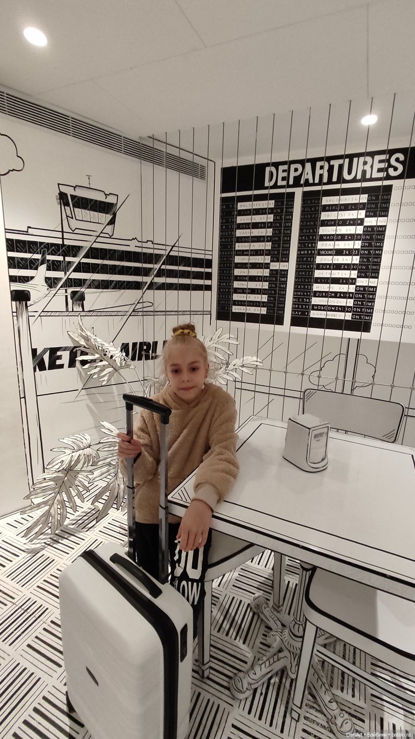 Харли в чёрно-белом кафе — Куклы Rainbow High (Рейнбоу Хай (фото 8)