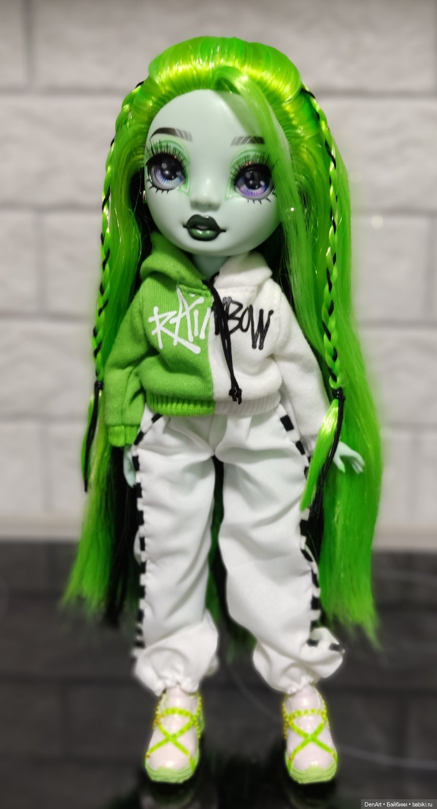 Харли в чёрно-белом кафе — Куклы Rainbow High (Рейнбоу Хай