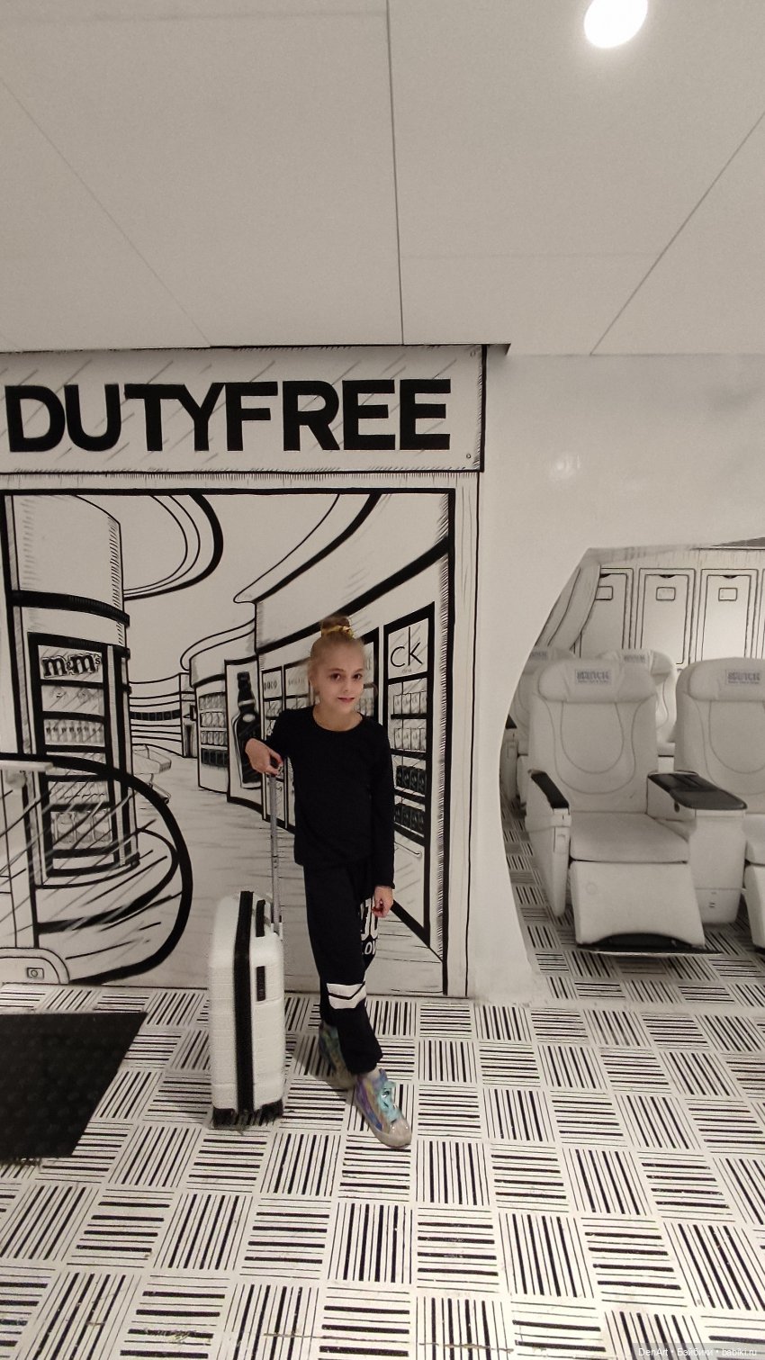 Харли в чёрно-белом кафе — Куклы Rainbow High (Рейнбоу Хай (фото 7)