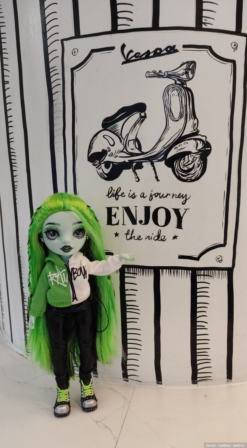 Харли в чёрно-белом кафе — Куклы Rainbow High (Рейнбоу Хай