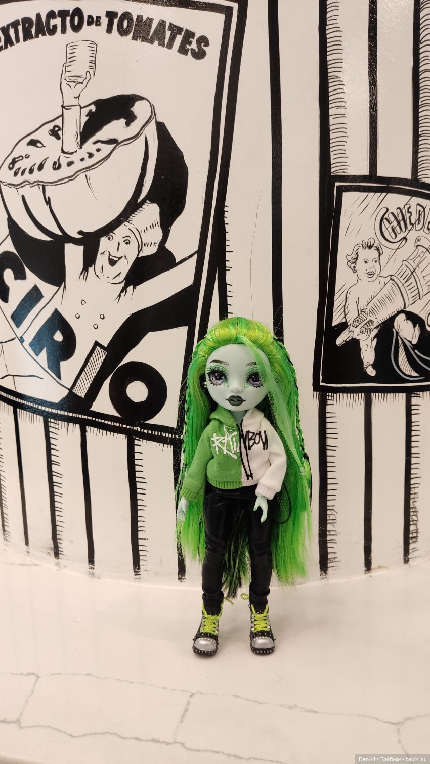 Харли в чёрно-белом кафе — Куклы Rainbow High (Рейнбоу Хай