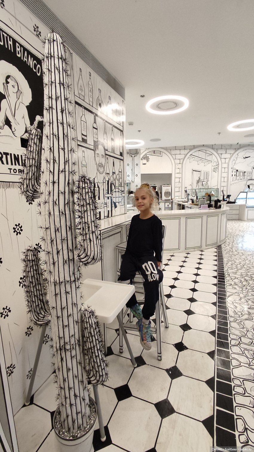 Харли в чёрно-белом кафе — Куклы Rainbow High (Рейнбоу Хай (фото 2)