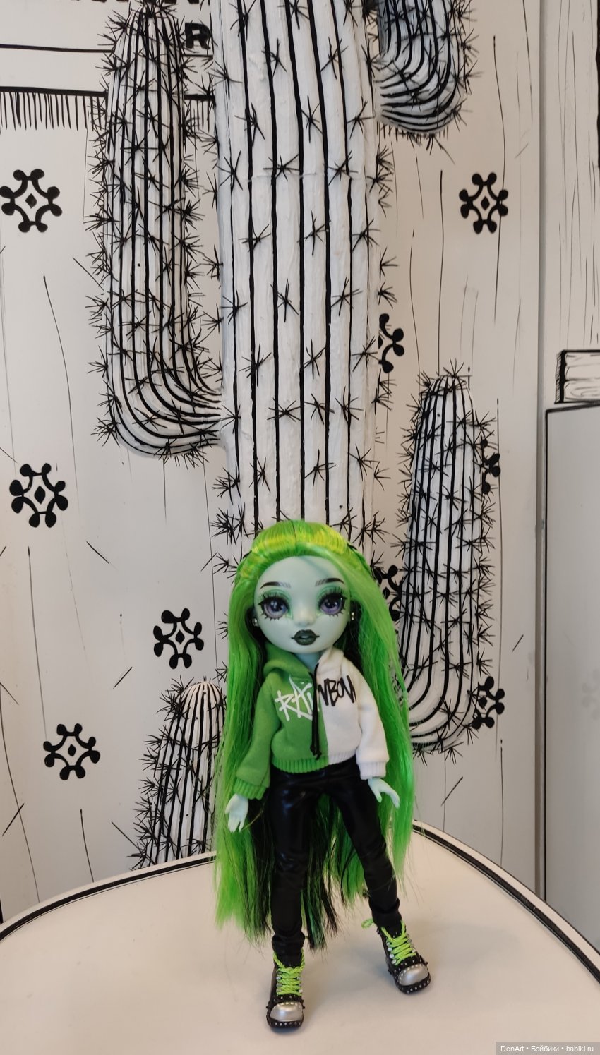 Харли в чёрно-белом кафе — Куклы Rainbow High (Рейнбоу Хай