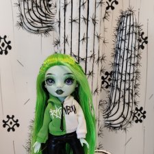 Харли в чёрно-белом кафе