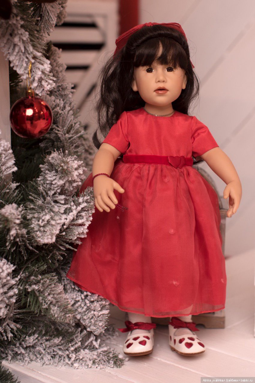 SWEET HEART 2005 - эту малышку я очень долго искала, очень редкая девочка, тираж всего 255 штук. В её сертификате подлинности написаны (а вы переводили?) такие красивые строчки: "В воздухе витает горячий аромат роз, платье Organdy, усеянное сердцами Сваровски, очаровывает каждого поклонника, каждое сердце, украшающее ее туфли, рассказывает историю любви, а её сверкающие глаза очаровывают вас." Не правда ли красиво?