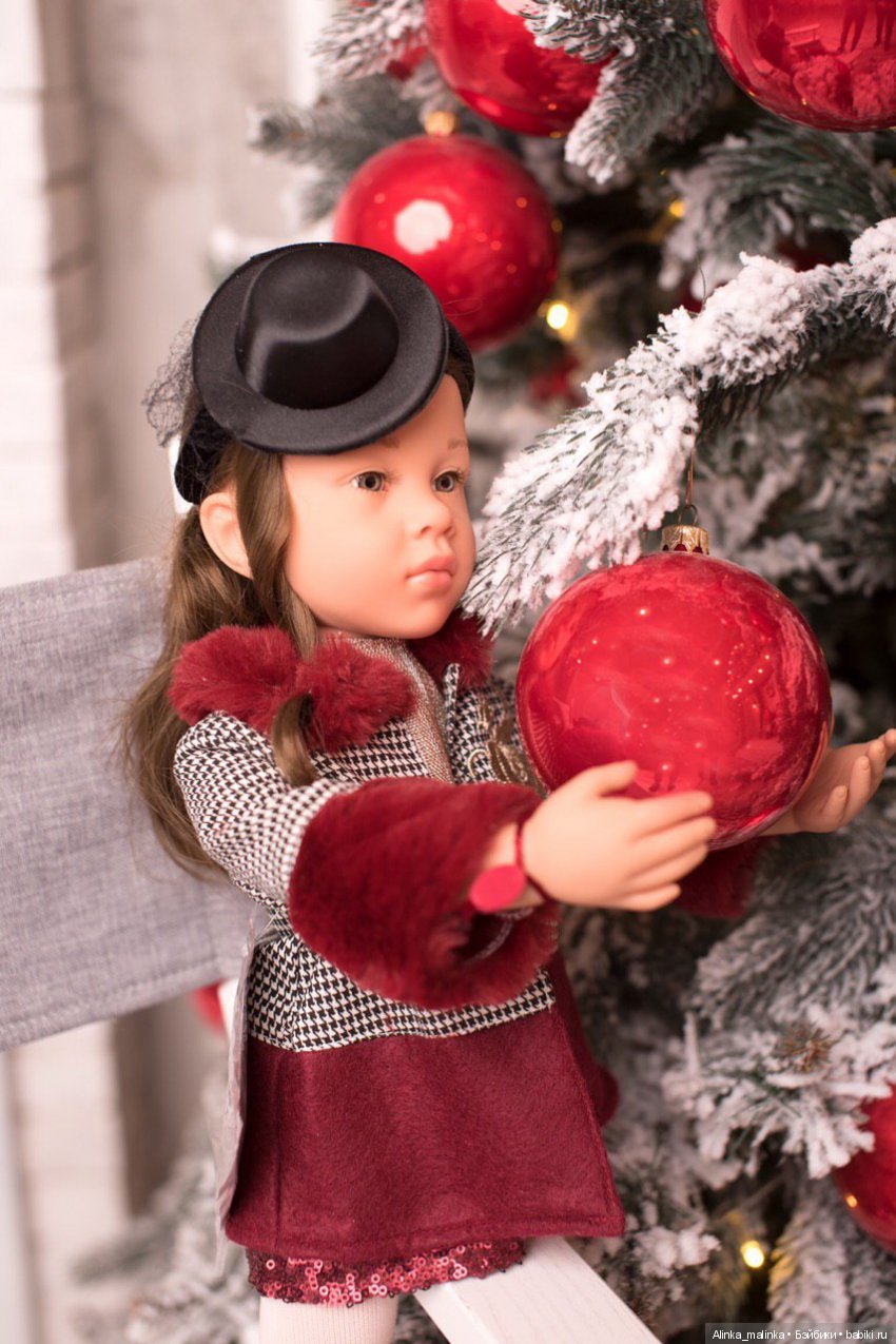 Эмилия, самая обсуждаемая куколка этого года. Сколько много за неё было написано публикаций, сколько было восторга и разочарований!!! И в итоге, спасибо фабрике Gotz, которая сделала довыпуск Эмилек, куколки достались всем желающим и даже у некоторых коллекционеров поселились по две.