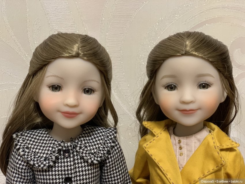 А ещё была случайно ошибочная Шарлотта:) на фото она справа) рядом с правильно выпущенной:)