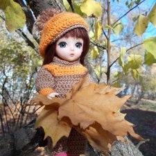 Заглянула осень в сад — Птицы улетели. За окном с утра шуршат Жёлтые метели