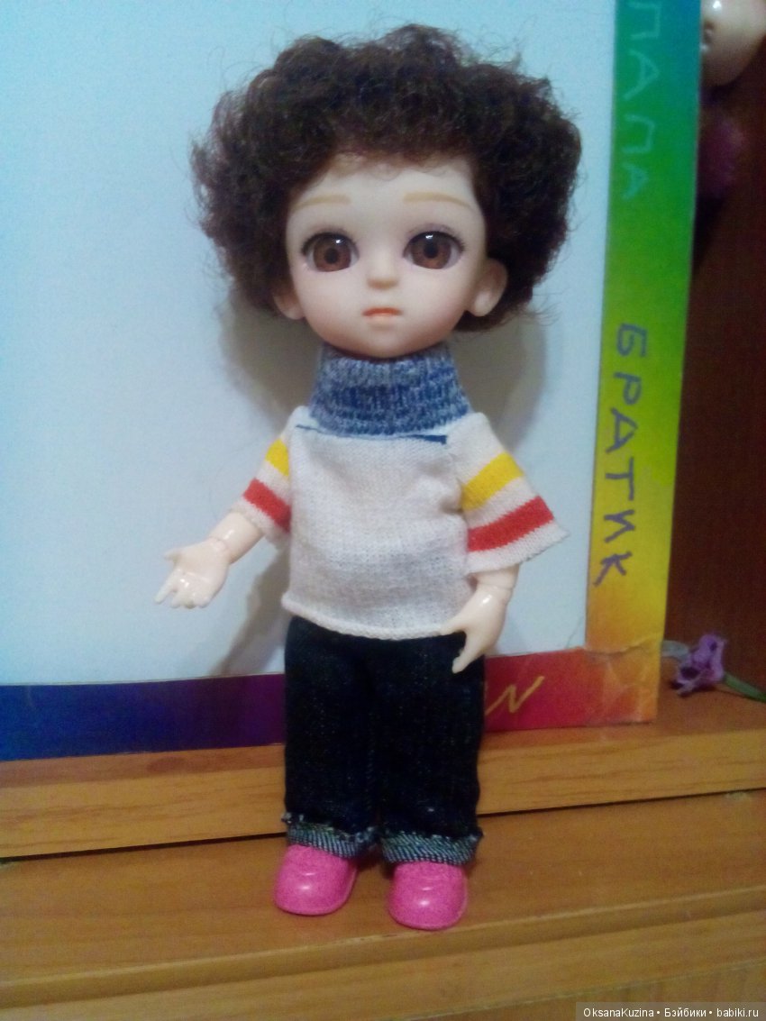 Очень серьёзный кудрявый мальчуган (фото 3)