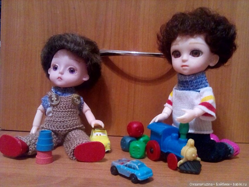 Очень серьёзный кудрявый мальчуган (фото 4)