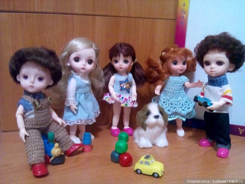 Очень серьёзный кудрявый мальчуган (фото 6)