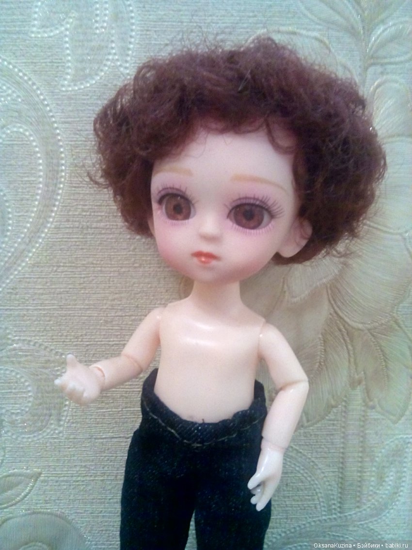 Очень серьёзный кудрявый мальчуган (фото 2)