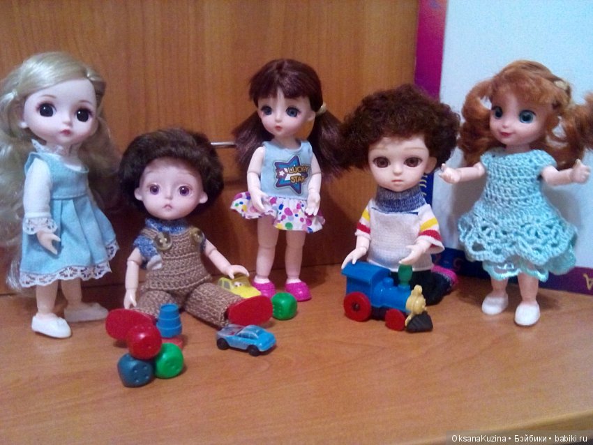 Очень серьёзный кудрявый мальчуган (фото 5)