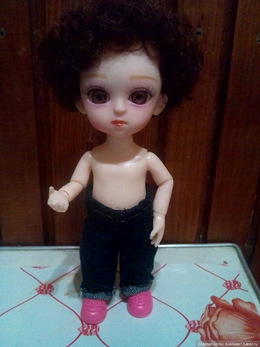 Очень серьёзный кудрявый мальчуган