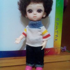 Очень серьёзный кудрявый мальчуган