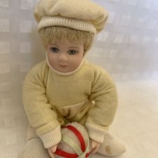 Фарфорово-тряпичный малыш с мячом