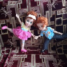 Акробаты цирка .