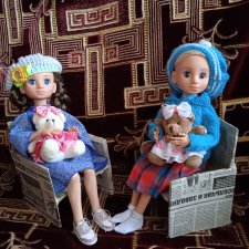 Две подруги или две сестры.