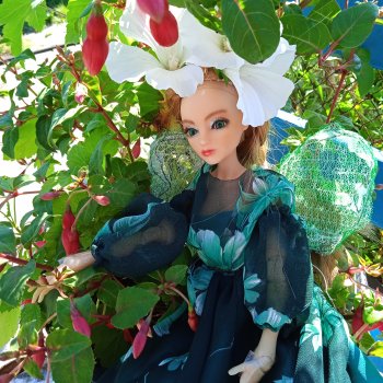 Кружилась над садом прекрасная Фея.