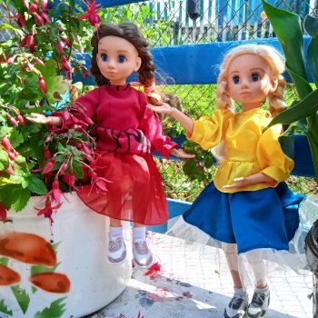 Лето,  куклы  цветы  и ...ворона