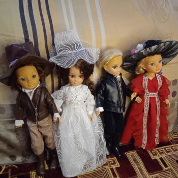 Сердца трёх или четырех ? Куклы играют  в кино .