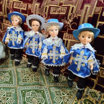 Мушкетеры на маскараде .