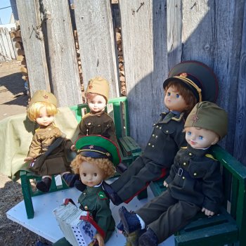 Песня на привале  "Синий платочек" -   слушают куклы .